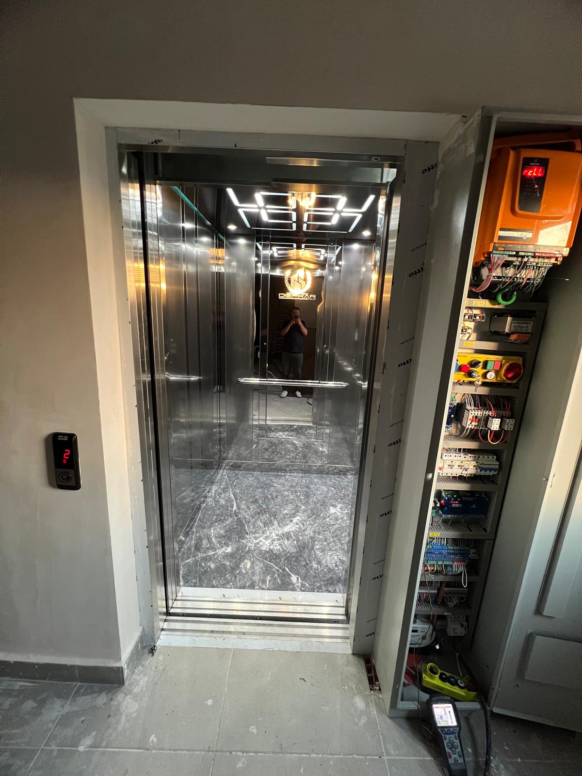 Photo of Cartagena's cathedral at the background and some colonial style houses