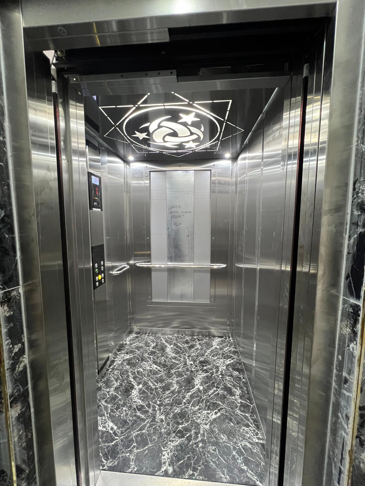 Photo of Cartagena's cathedral at the background and some colonial style houses