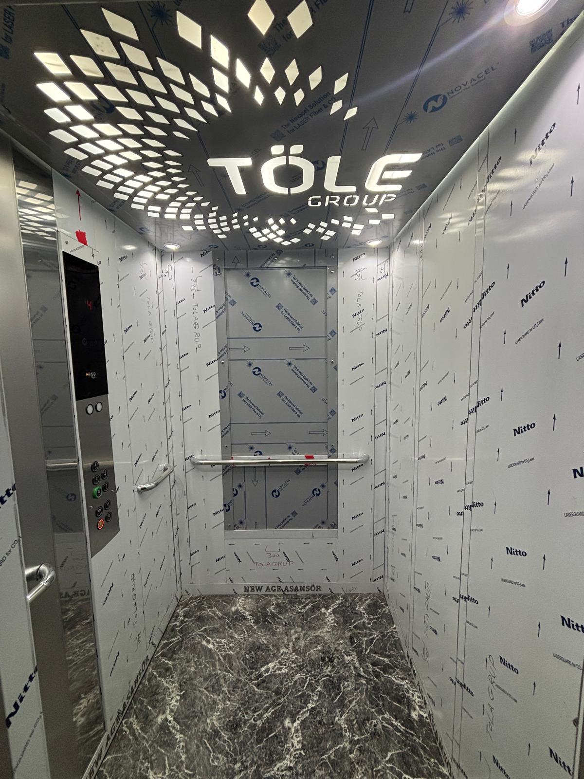 Photo of Cartagena's cathedral at the background and some colonial style houses